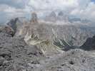 Torre Wundt s chatou Fonda-Savio, v pozadí Tre cime