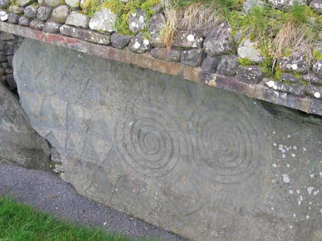 Newgrange - zdobený obkladový kámen