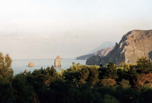 Skály mezi ostrovy Lipari a Vulcano