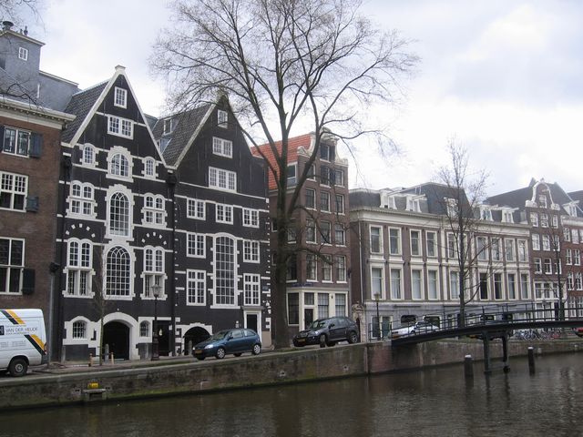 Amsterdam - gracht s výstavnými domy