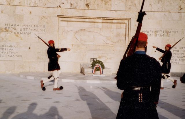 Athény - střídání stráží před Parlamentem