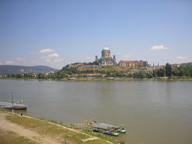 Ostřihom - pohled na město přes Dunaj
