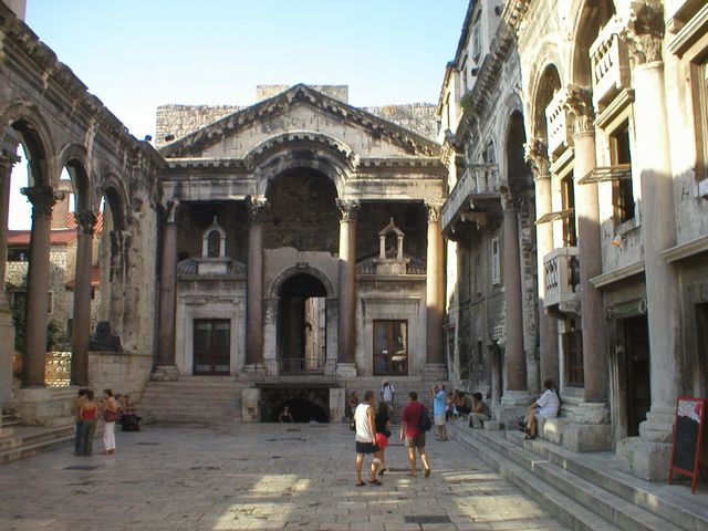 Split - Diokleciánův palác, peristyl