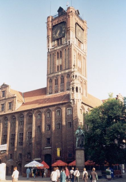 Toruň - radnice se sochou Koperníka